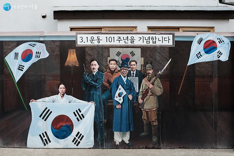 3.1 운동 100주년 기념벽화 : 왼쪽부터 유관순, 안창호, 안중근, 김구, 윤봉길, 김좌진 선생님 ⓒ김아름