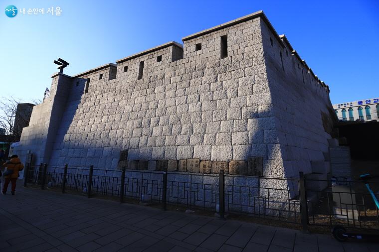 큰 길가와 맞닿은 성벽에서 성돌에 문구가 새겨진 각자성석들을 만나볼 수 있다. ⓒ염승화 