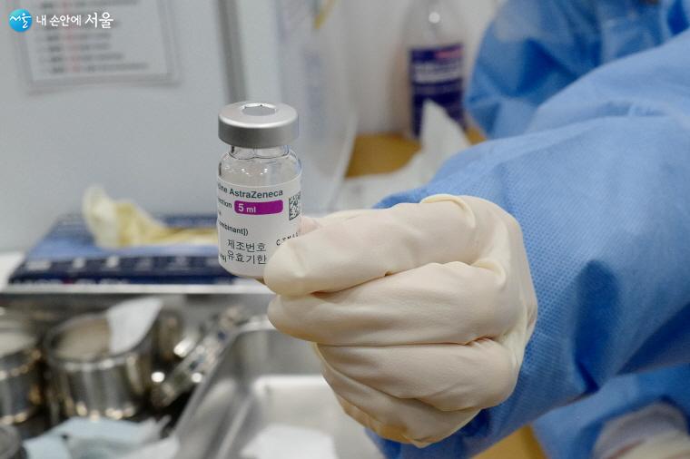 의료진이 아스트라제네카 코로나 백신을 주사기에 담을 준비를 하고 있다.