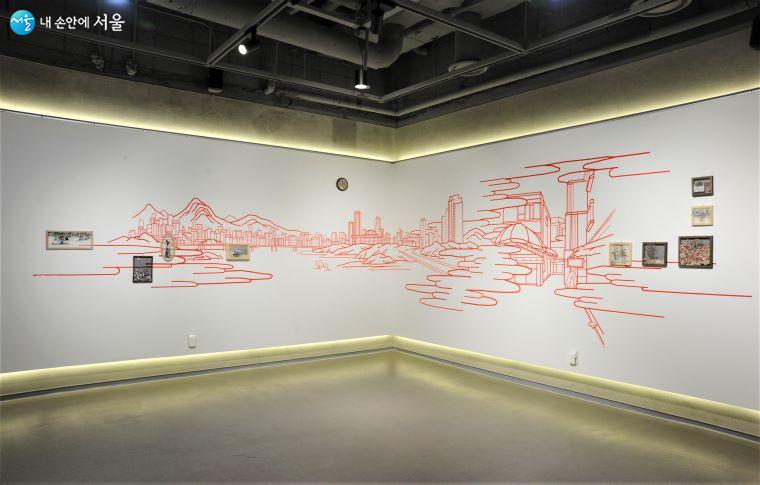 ‘LOUNGE 사이’ 갤러리에서는 작가 김보민의 《다음 역은 사이 숲》 테마의 벽화 작품이 전시 중이다 ⓒ조수봉