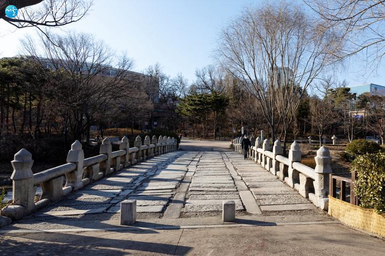 청계천 복개공사 때 철거되어 현재 장충단공원 내에 보존되어 있는 수표교는 서울시 유형문화재 제18호로 지정되어 있다 ⓒ이재연