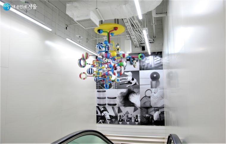지하 2·3층 연결 에스컬레이터 공간 천장을 장식한 작가 빠키의 「움직이는 원형들」 ⓒ조수봉
