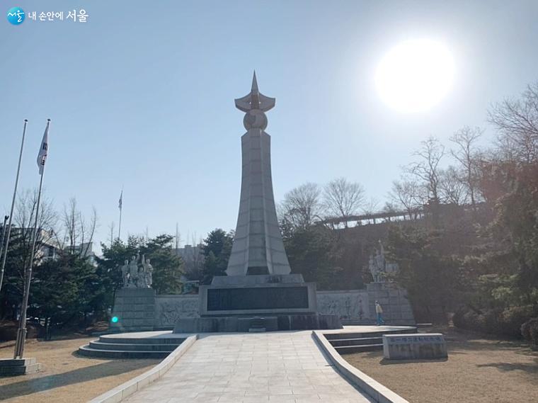 장충단공원에도 '3.1운동 기념탑'이 있다. 