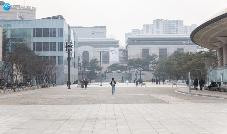 오페라 하우스 반대편에는 음악당, 서예박물관, 음악광장, 편의시설, 카페 등이 많아 시민들이 애용하고 있습니다. 