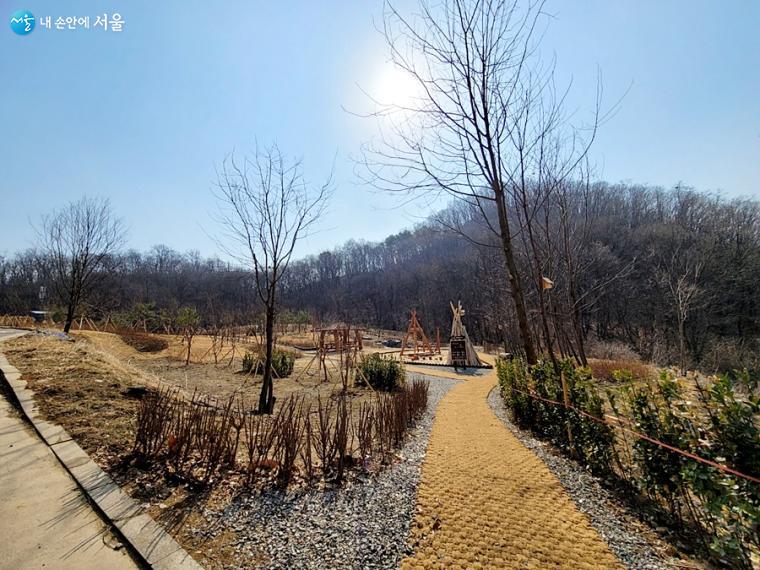 인근에 항동 푸른수목원과 천왕산 산책코스, 연지공원 등이 있다.