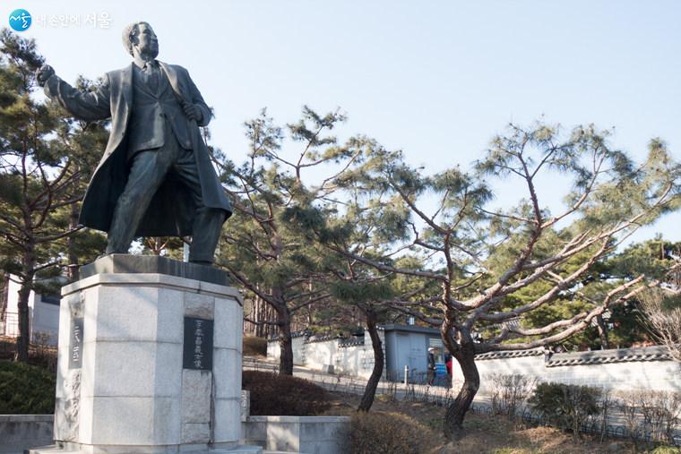 일왕 히로히토에게 폭탄을 던져 조선의 독립을 앞당기려 한 이봉창 의사 동상이다. 32세에 순국하였다  ⓒ김인수