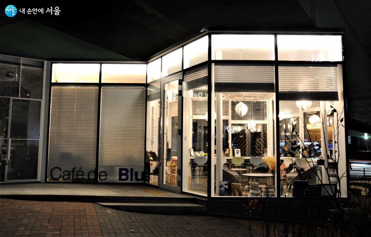 ‘한남1 고가하부’의 돌출 통유리 공법 카페는 야간에 더욱 멋진 분위기를 보여준다 ⓒ조수봉
