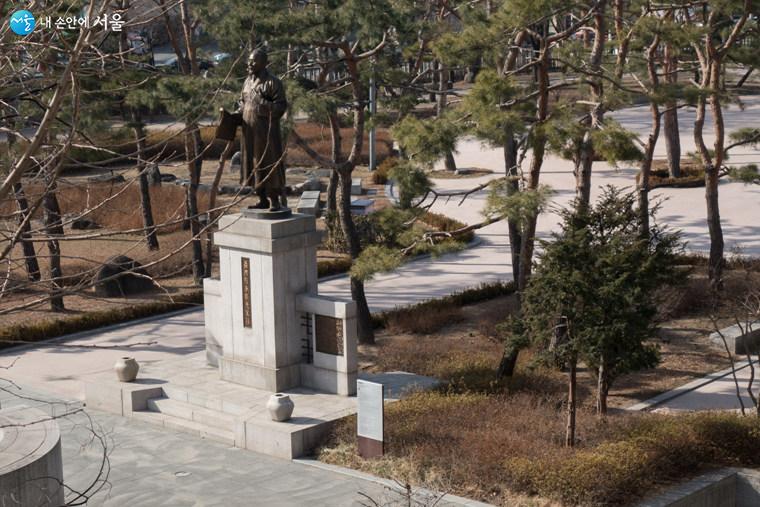 한 손에 독립선언문을 든 모습의 손병희 선생 동상이 힘 있어 보인다  ⓒ김인수