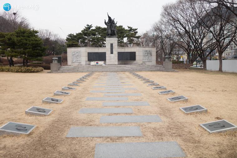 1963년에 탑골공원에 건립되었던 ‘3·1 독립선언 기념탑’이 정비 사업에 의해 철거되었다가 1992년에 서대문 독립공원으로 옮겨 세웠다  ⓒ김인수