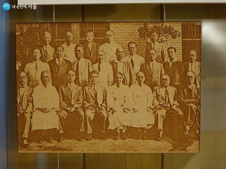 조선어학회 사건으로 고초를 겪은 인사들의 단체 ‘십일회’ 사진. 첫 번째 줄 왼쪽에서 두 번째가 정세권이다. 