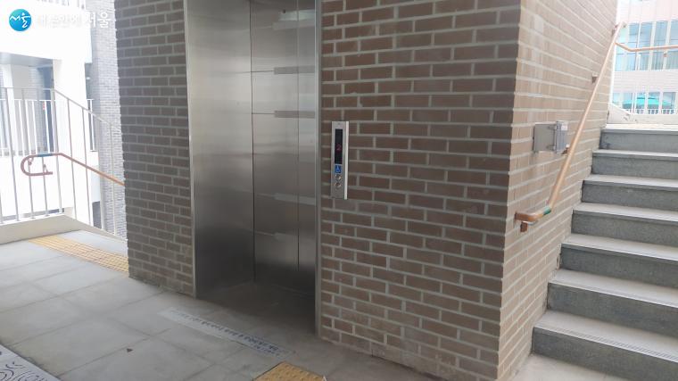 몸이 불편하거나 무거운 짐을 든 학생들을 위해 체육관동과 본관에 엘리베이터가 설치되어 있다.