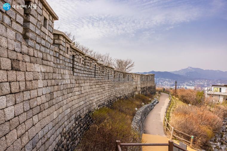 암문 앞에서 지나 온 성벽길을 바라본 모습으로 멀리 북한산 봉우리 중 하나인 보현봉이 보인다 ⓒ양인억