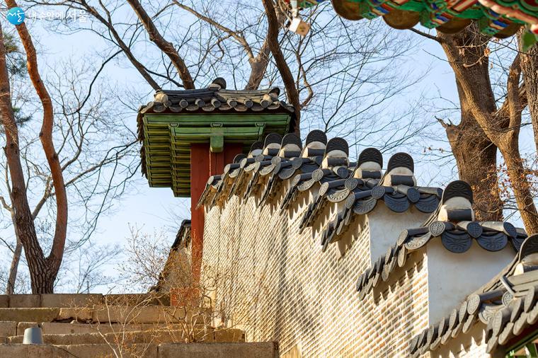 담장에 얹은 기와의 무늬도 섬세하고 아름답다ⓒ문청야