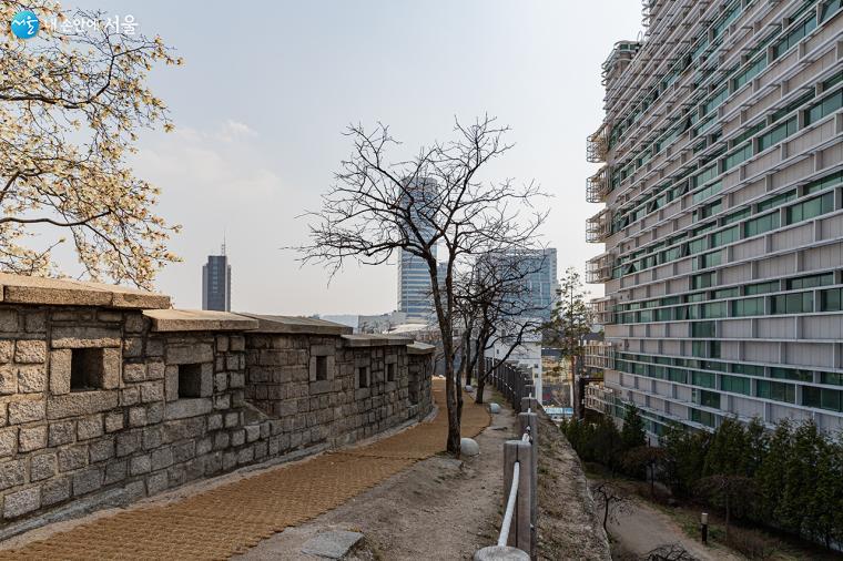 이화 벽화마을을 나와 낙산성곽길을 걷다 보면 한양도성박물관도 만날 수 있다. ⓒ유서경