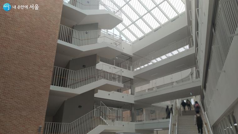 학교 내부 아트리움. 계단으로 공동공간이 연결되어 학생들이 교류할 수 있도록 설계됐다. 