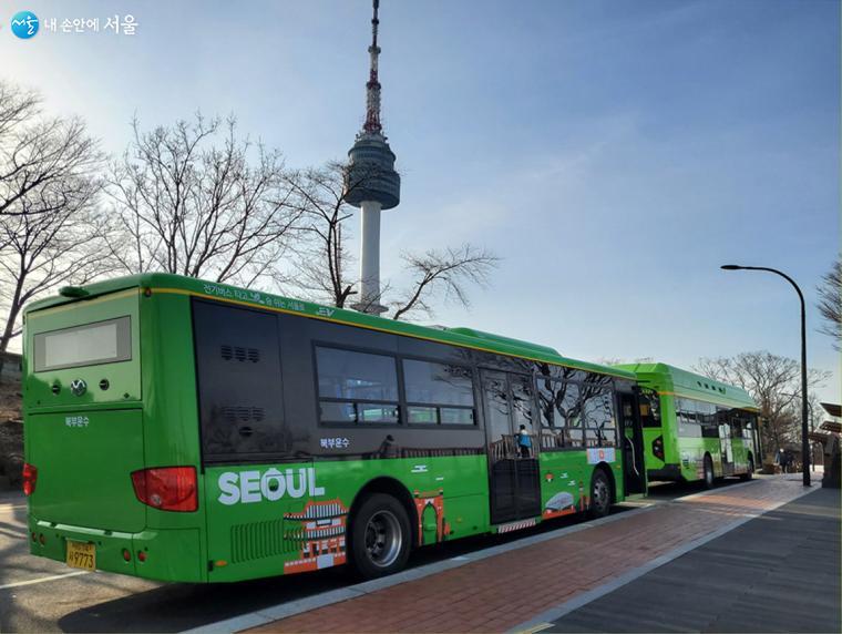 남산 정상부에 출발을 앞둔 친환경 녹색순환버스들이 서있다.
