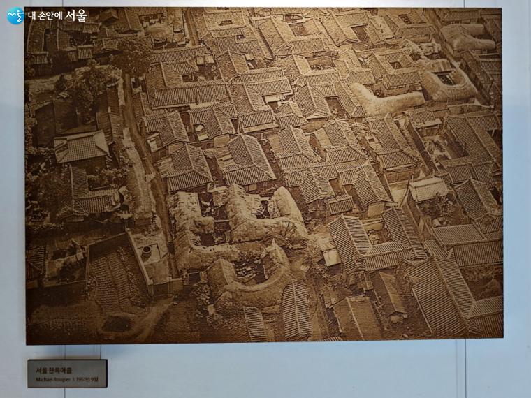 정세권의 한옥 사업은 일제로부터 경성을 지켜내는 ‘민족문화의 방파제’가 되었다. 사진은 1951년 9월 촬영한 서울 한옥마을 풍경