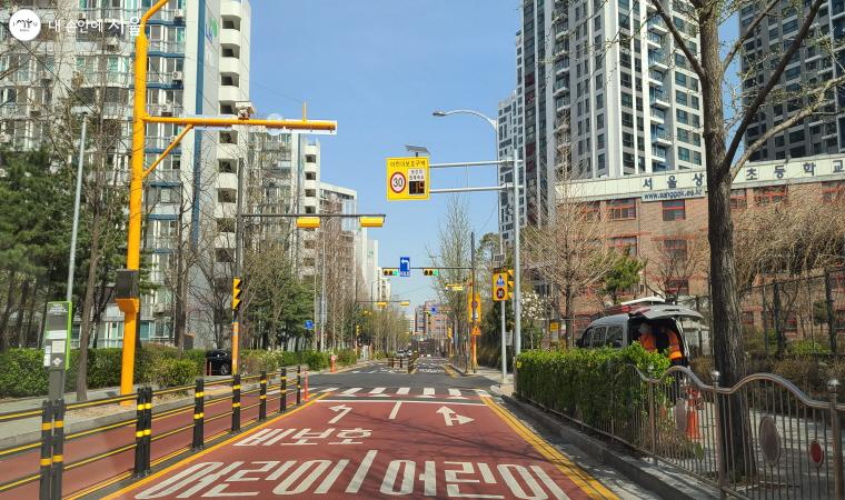 학교 주변으로 제한 속도가 시속 30km/h 이하로 변경됐다.