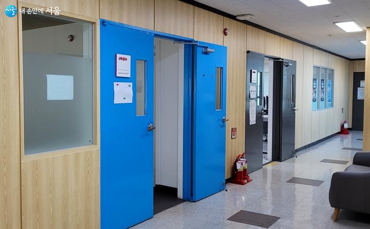 교육실 파란 문이 인상적이다. 