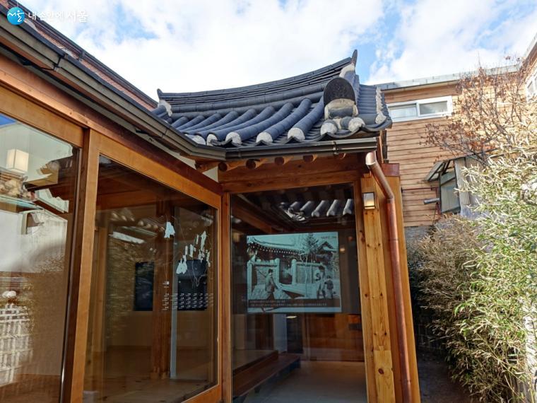 마당에 들어서면 유리창을 스크린 삼아 ‘영화로 보는 조선집’이 상영되고 있다.