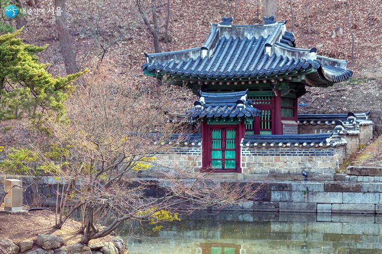 사정기비각, 숙종16년에 세운 비석을 보호하는 비각이 부용지 서편에 위치해 있다ⓒ문청야