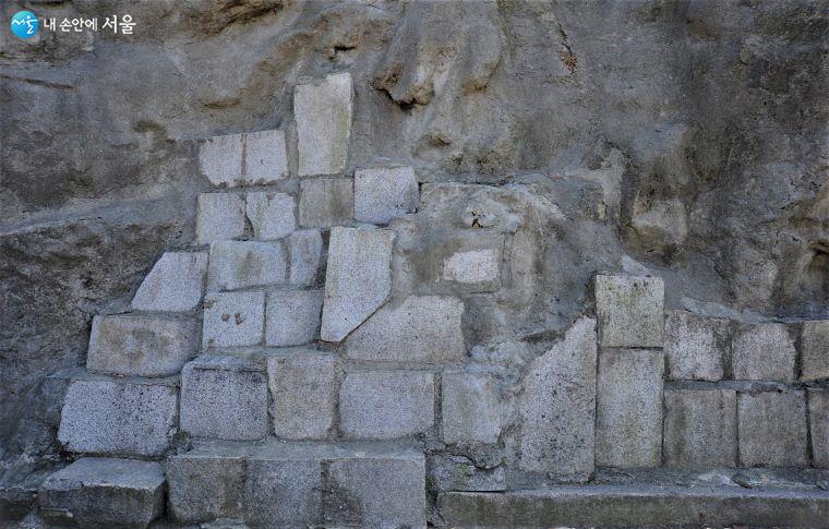노기신사 시절의 각종 석재 유구들이 옹벽 보강재로 사용되고 있다 ⓒ조수봉