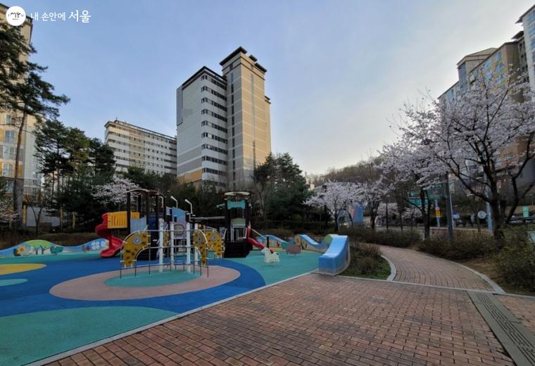 서울 공공와이파이 '까치온'이 설치된 집 앞 공원