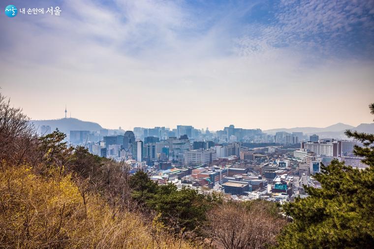 낙산공원에는 서울 전경을 조망할 수 있는 포토스팟이 있다. 아쉽게도 미세먼지가 많았던 날이라 선명한 서울을 담을 수 없었다 ⓒ양인억