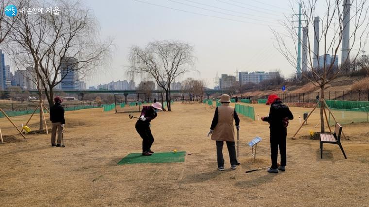 파크골프는 여성들에게 큰 인기를 얻고 있다  ⓒ최용수