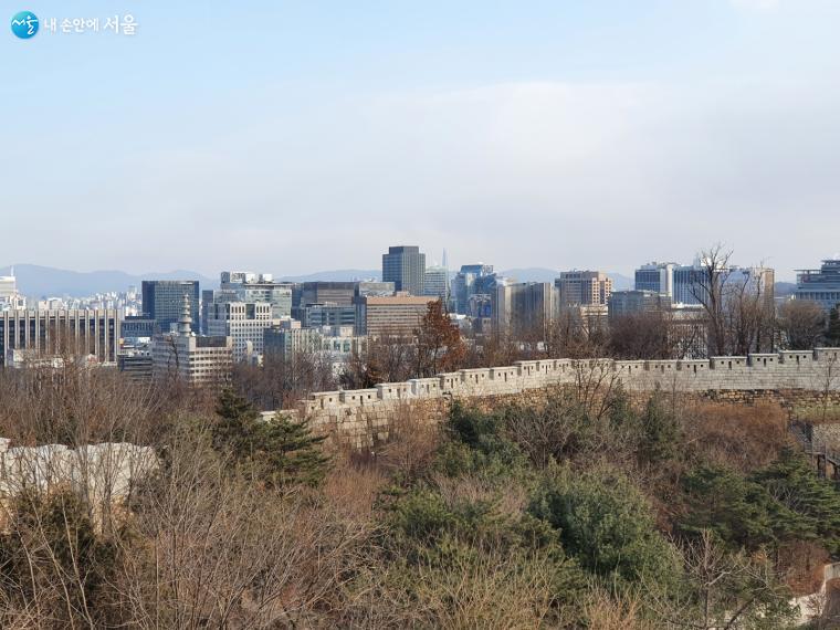 인왕산 입구에서 내려다보이는 서울의 모습 ⓒ권하영