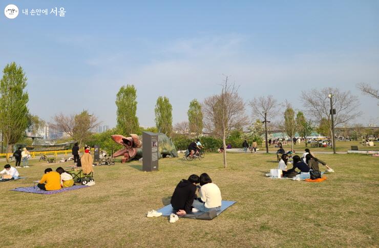 봄을 맞아, 한강공원엔 시민으로 가득했다.