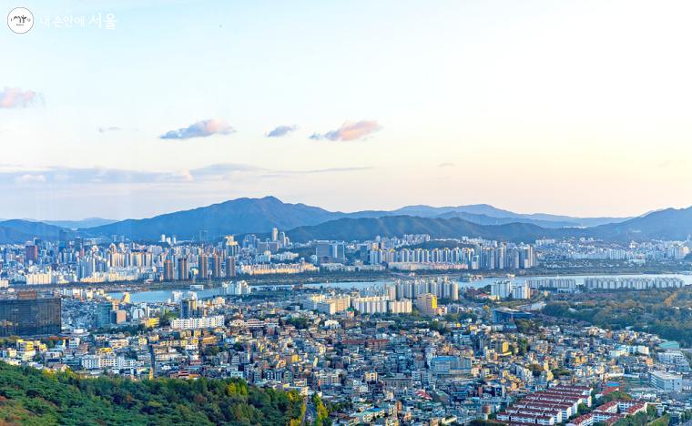 전망대에서 바라본 도심 풍경. 한강을 배경으로 한 서울 전체가 한 눈에 들어온다. 