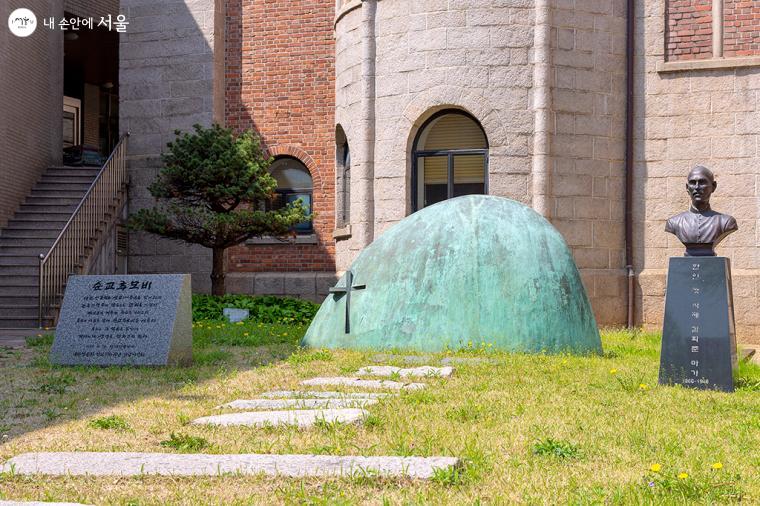 한국전쟁 중 믿음으로 교회를 지켰던 여섯 분의 순교자들을 기념하여 제작된 순교 추모비 ⓒ문청야