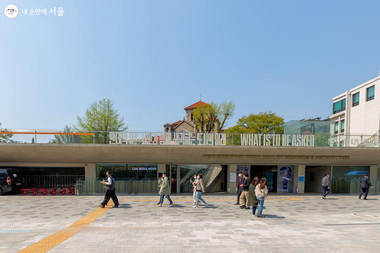 서울도시건축전시관은 대상지 주변에 숨겨져 있는 각기 다른 높이의 역사적 순간들을 드러내고 연결한다 ⓒ문청야