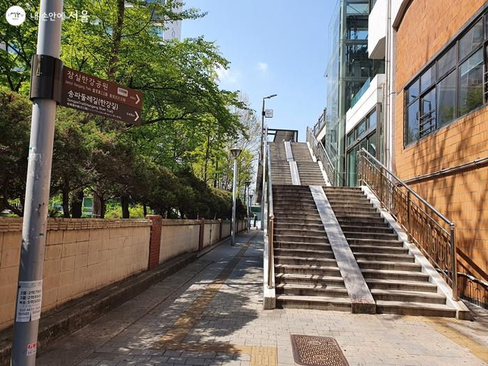 잠실나루역 4번출구에서 보이는 계단아래로 가면 서울책보고가 보인다.