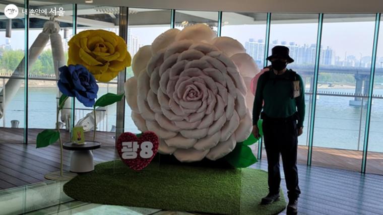 광진교8번가 전시장에 설치된 2m 대형 장미꽃 포토존에서 기념촬영하는 시민 