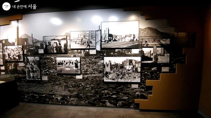 한국전쟁으로 폐허가 되었던 서울에서 희망을 가지고 살아가는 시민들의 사진 