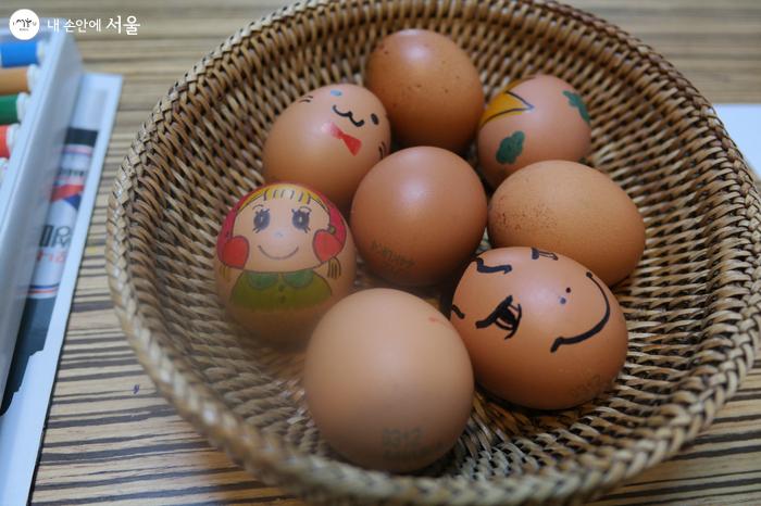 참가자들의 개성이 느껴지는 계란 그림들이 완성됐다. 
