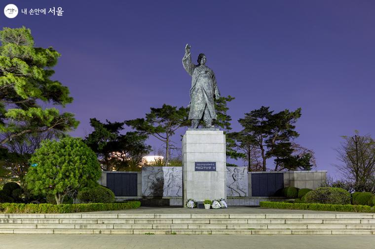 회현동남산공원을 올라가는 도중 산 중턱에 백범광장이 위치해 있다. 한국 독립운동가이자 교육자이자 정치가인 김구의 항일구국운동과 통일국가수립을 위해 노력한 애국정신을 기리기 위해 동상이 설립되어 있다ⓒ문청야