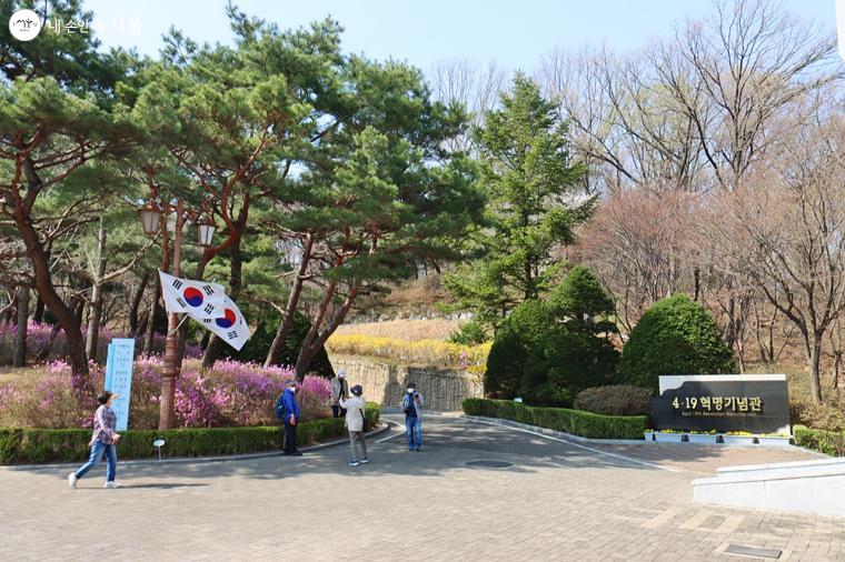 4.19민주묘지 안에는 자유쉼터가 마련되어 있고 뒤편 북한산 둘레길 따라 산책하기에도 좋다 ⓒ정향선