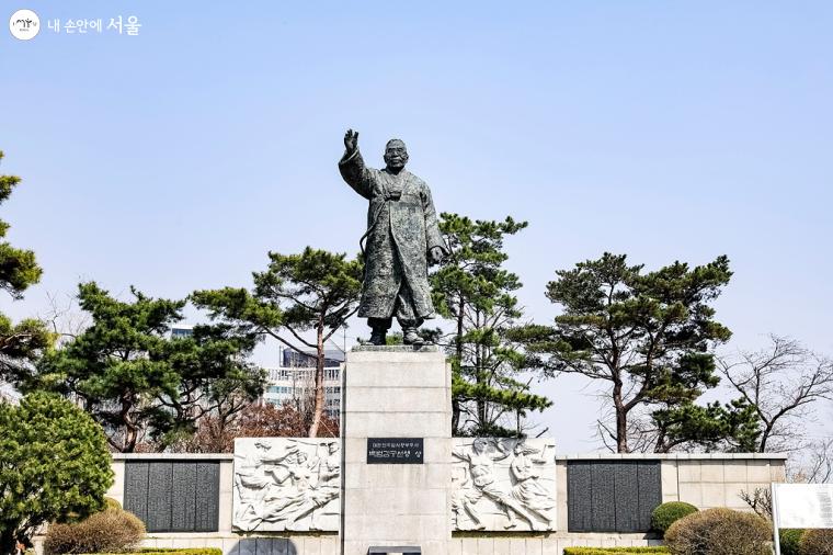 대한민국임시정부 주석 백범 김구 선생의 동상도 만날 수 있다. 