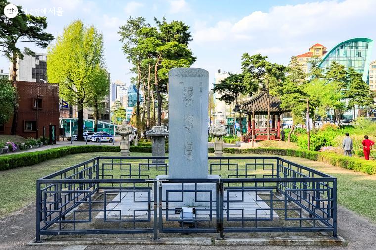 고종황제가 장충단을 조성하면서 함께 세운 비석 '장충단비'는 서울시 유형문화재 1호로 지정되어 있다. ⓒ박우영