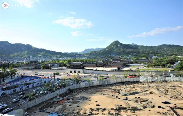 옥상정원에서는 발굴 중인 조선시대 ‘의정부’ 터와 함께 북악산을 중심으로 한 경복궁 일대를 조망할 수 있다 ⓒ조수봉