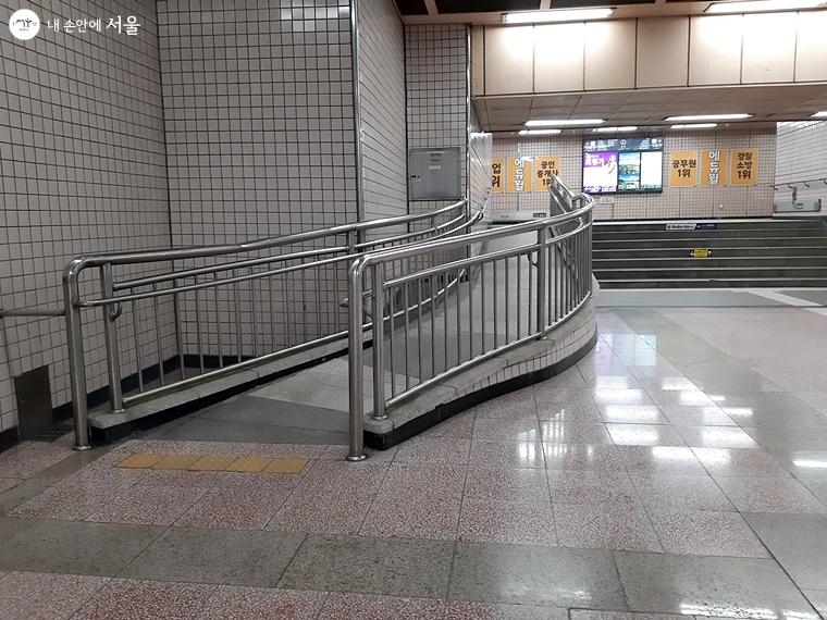 휠체어가 이동할 수 있는 경사로가 설치된 지하철역 
