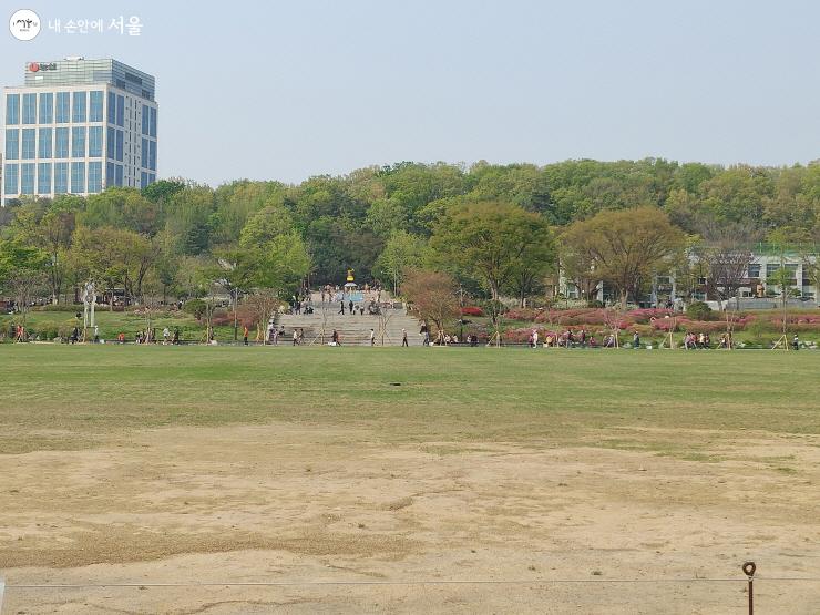 보라매공원 중앙에 있는 중앙잔디광장  
