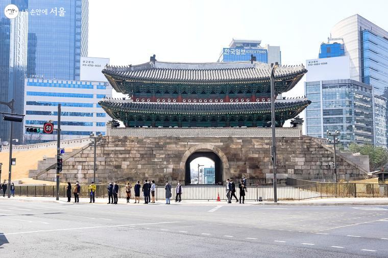 서울 도성의 남쪽 정문인 국보 제1호 '숭례문'. 이곳부터 남산 산책 코스는 시작된다. 