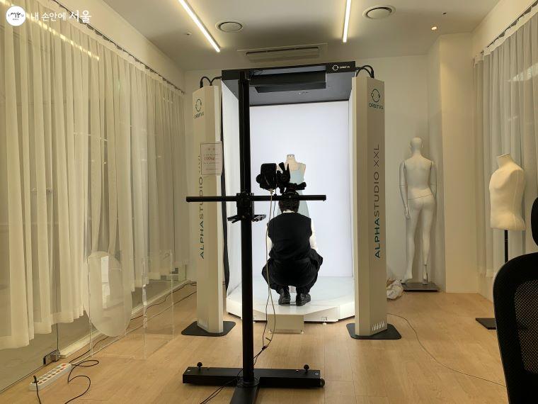 한 패션업체가 360도 3D로 입체 촬영을 시작하기 전 준비 중이다.