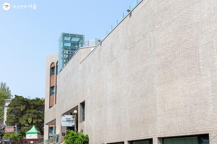 서울시와 대한성공회의 협력으로 세실극장 옥상에 ‘세실마루’가 마련되었다 ⓒ문청야