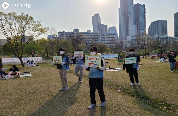 마스크 착용을 강조하는 한강공원 캠페인이 진행되고 있다. 