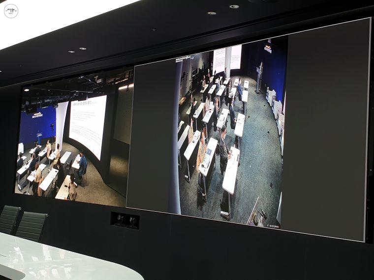 화상 회의실에서도 행사장의 모습을 실시간 시청할 수 있다.